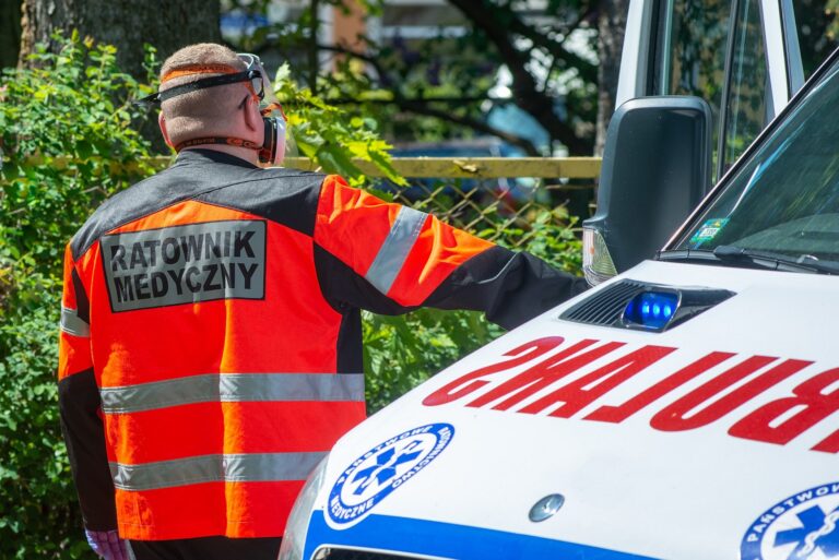 Pan i pani pokłócili się ze sprzedawcą. On ranił go nożem, ona „tylko” wrzeszczała i groziła. KRWAWY FINAŁ NIEWINNEJ SPRZECZKI